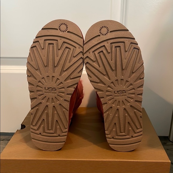 UGG Women’s Bailey Bow Boot in Burgundy Size 6 - Picture 9 of 11